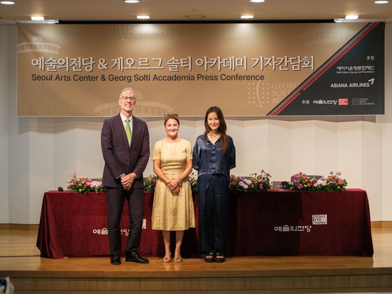 From left: Georg Solti Accademia artistic director Jonathan Papp, executive director Candice Wood and soprano and alumni Hera Hyesang Park pose during a press conference for the academy's Korean Bel Canto course at the Seoul Arts Center in southern Seoul on Tuesday. [SEOUL ARTS CENTER]