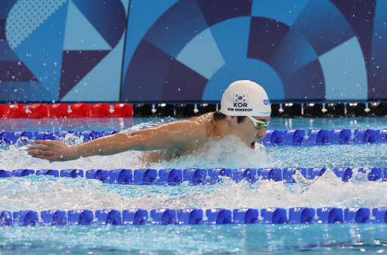 Korea's Kim Min-seop competes in the men’s 200-meter butterfly semifinals at Paris La Defense Arena in Paris on Tuesday.  [YONHAP]