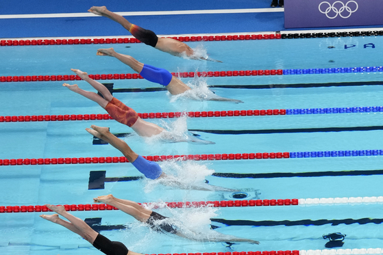 Swimmers compete in the men's 4x200-meter freestyle relay at the 2024 Paris Olympics on Tuesday.  [AP/YONHAP]