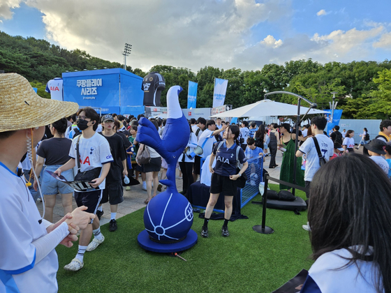 Football fans wait in line to take a picture in front of a Tottenham Hotspur ballon at Seoul World Cup Stadium in western Seoul on Wednesday ahead of a Coupang Play Series match between Spurs and Team K League. [PAIK JI-HWAN]