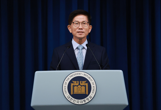 Kim Moon-soo, the new labor minister nominee, speaks to reporters at the Yongsan presidential office in central Seoul on Wednesday. [YONHAP]