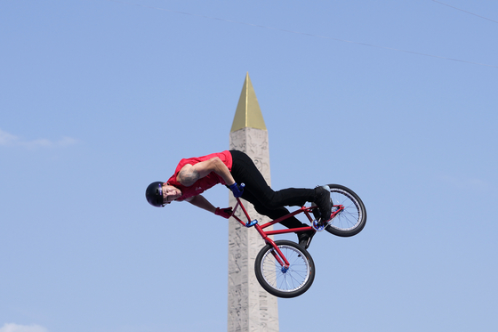 Marin Rantes of Croatia performs a trick, with the Luxor Obelisk of La Concorde square in the background, during the cycling BMX freestyle men's park qualification at the Paris Olympics on Tuesday in Paris. [AP/YONHAP]