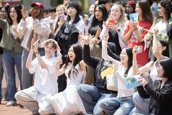Students attend Korea University's International Student Festival in May. The university announced a draft of the Division of Global Entertainment's curriculum, which is a program only open to international students. [JOONGANG ILBO]