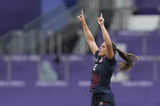 Ilona Maher of the United States celebrates after her team won bronze in rugby sevens at the 2024 Paris Olympics on Tuesday.  [AP/YONHAP]