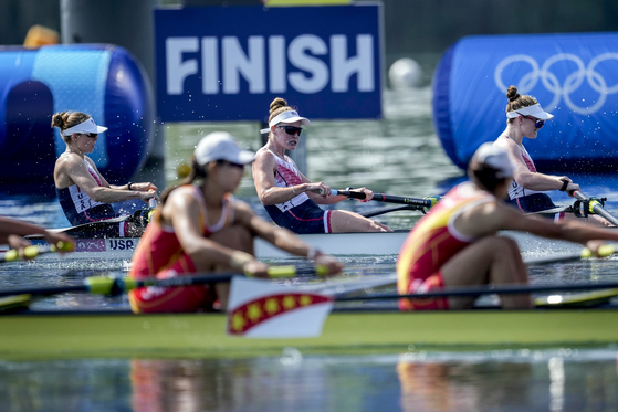 Members of the United States Team of Emily Kallfelz, Kate Knifton, Daisy Mazzio-Manson and Kelsey Reelick compete in the women's four rowing repechages at the 2024 Paris Olympics on Tuesday in Vaires-sur-Marne, France. [AP/YONHAP]
