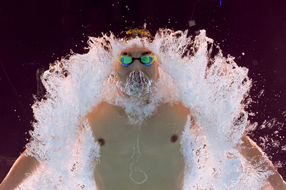 An underwater view shows Hungary's Kristof Milak competing in a men's 200-meter butterfly heat at the Paris La Defense Arena in Paris on Tuesday.  [AFP/YONHAP]