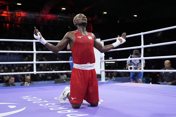 Zambia's Patrick Chinyemba celebrates after defeating India's Amit Amit in a preliminary men's 51kg boxing match in Paris on Tuesday.  [AP/YONHAP]