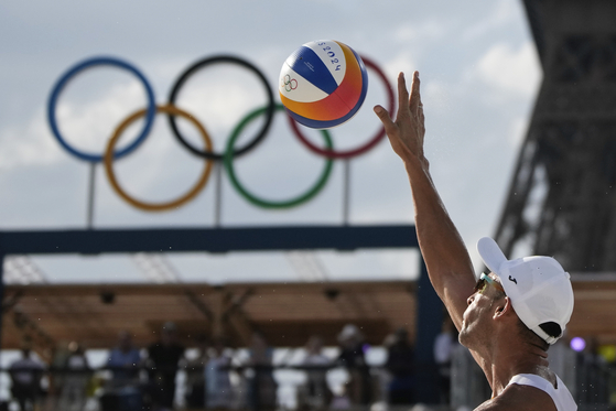Spain's Pablo Herrera Allepuz serves during a men's pool F beach volleyball match between France and Spain at Eiffel Tower Stadium in Paris on Tuesday.  [AP/YONHAP]