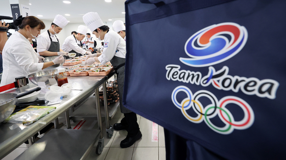 Chefs and nutritionists prepare lunch boxes for the table tennis and gymnastics teams at the Team Korea Paris Platform in Fontainebleau in France on July 21 during the pre-Game training period ahead of the Paris Olympics. [NEWS1]