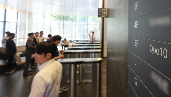 Investigative officers from the Seoul Central District Prosecutors’ Office head to Qoo10 office in Gangnam District, southern Seoul on Thursday morning for the search and seizure raid. The headquarters of its subsidiary e-commerce marketplaces, TMON and WeMakePrice, were also raided on the same day. [YONHAP]