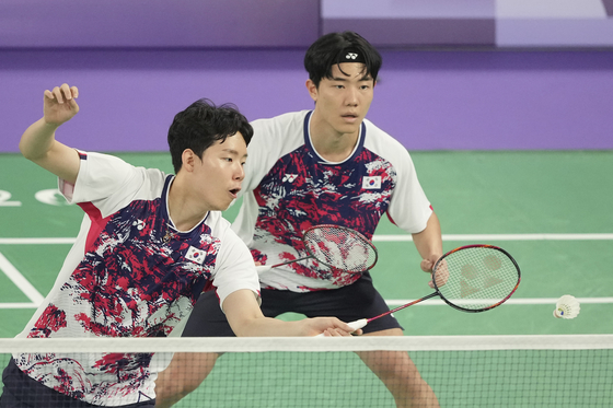 Korea's Kang Min-hyuk and Seo Seung-jae play against Denmark's Kim Astrup and Anders Skaarup Rasmussen during their men's doubles badminton quarterfinal match at the 2024 Paris Olympics, on Thursday in Paris. [AP/YONHAP]