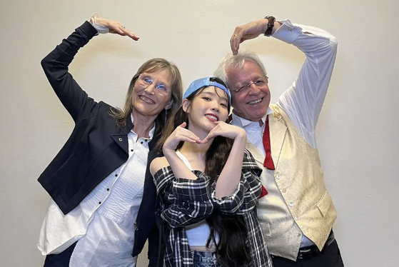 YouTuber Zev Rattet, right, and his wife, left, posing with singer IU on July 30 in Oakland [SCREEN CAPTURE]