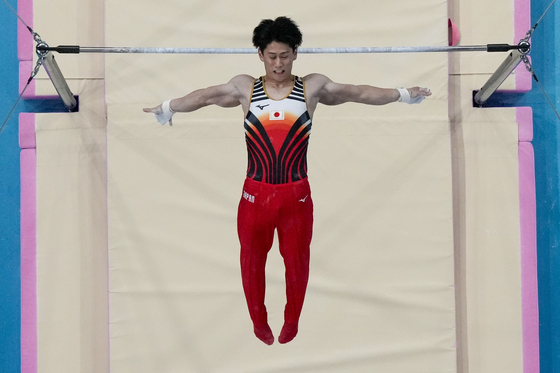 Daiki Hashimoto of Japan performs on the horizontal bar during the men's artistic gymnastics all-around finals in Paris on Wednesday. [AP/YONHAP]