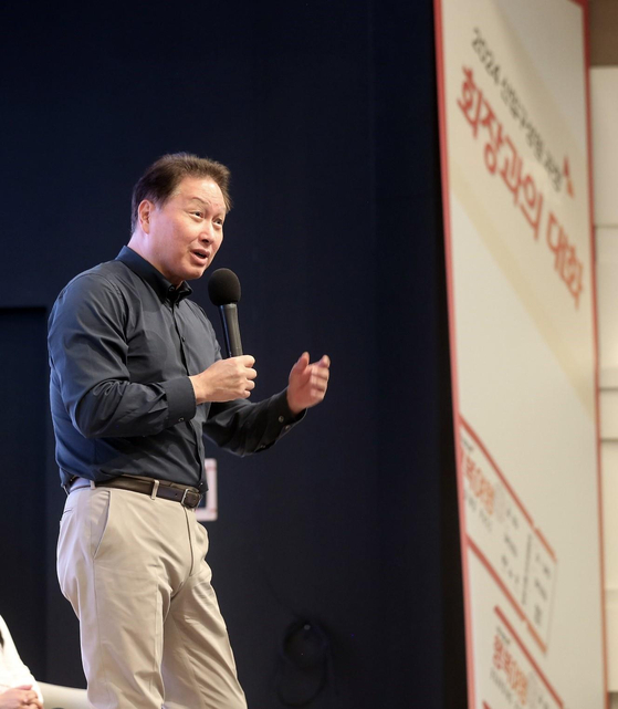 SK Group Chairman Chey Tae-won speaks to the new employees at SK Telecom Talent Development Institute in Icheon, Gyeonggi. [SK]