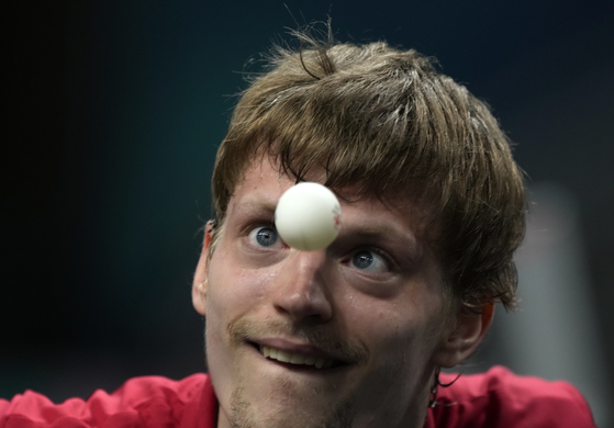 Denmark's Anders Lind faces Japan's Tomokazu Harimoto during a men's singles round of 16 table tennis game in Paris on Wednesday.  [AP/YONHAP]