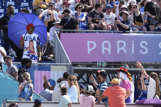 Snoop Dogg attends a women's beach volleyball match between the United States and France in Paris on Wednesday.  [AP/YONHAP]