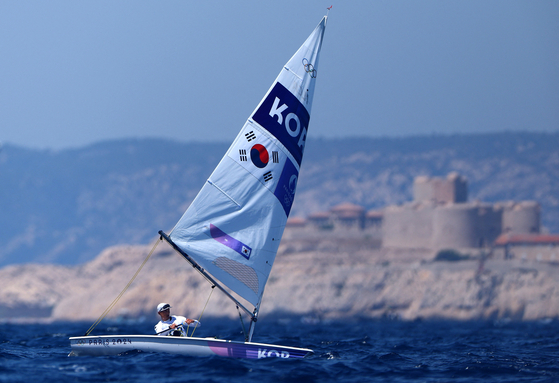 Korean sailor Ha Jee-min competes in the men’s dinghy race at the Paris Olympics on Thursday in Marseille, France. [REUTERS/YONHAP] 