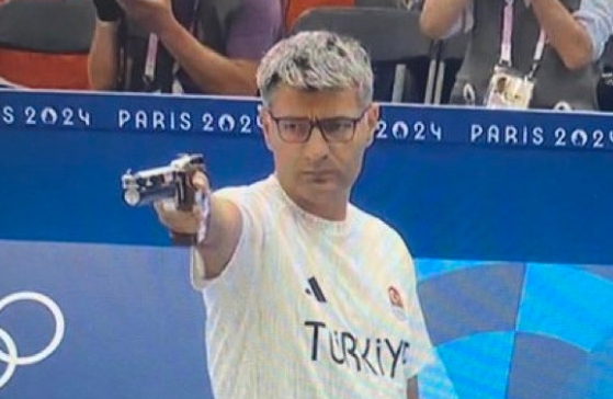 A photo of Turkish shooter Yusuf Dikec made its rounds across social media after he won a silver medal at the 2024 Paris Olympics. [SCREEN CAPTURE]