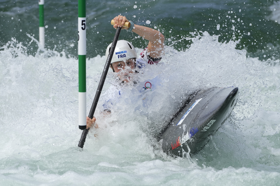 Marjorie Delassus of France competes in the women's canoe single finals at the in Vaires-sur-Marne, France on Wednesday. [AP/YONHAP]