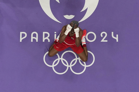 Panama's Atheyna Bylon celebrates after defeating Kazakhstan's Valentina Khalzova in a women's 75kg boxing match in Paris on Wednesday.  [AP/YONHAP]