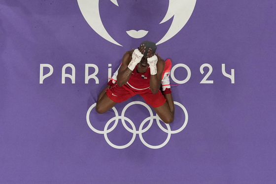 Panama's Atheyna Bylon celebrates after defeating Kazakhstan's Valentina Khalzova in a women's 75kg boxing match in Paris on Wednesday. [AP/YONHAP]