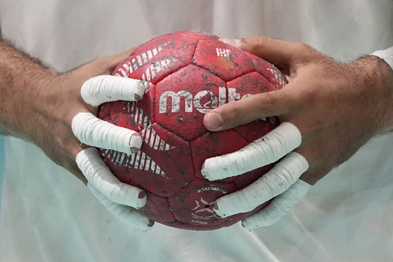 Ahmed Adel of Egypt holds the ball during a men's handball match against France in Paris on Wednesday.  [AP/YONHAP]