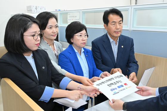 From left: Reps. Yong Hae-in of the Basic Income Party, Lee Haimin of the Rebuilding Korea Party, Kim Hyun of the Democratic Party and Yoon Jong-o of the Jinbo Party submit an impeachment motion against Korea Communications Commission chief Lee Jin-sook at the National Assembly in Yeouido, western Seoul, on Thursday. [JOINT PRESS CORPS] 