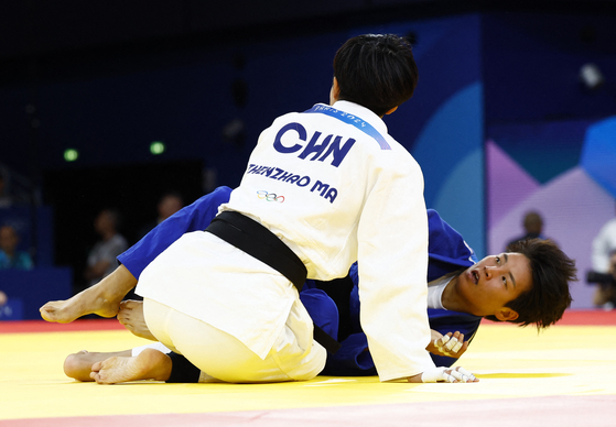 China's Ma Zhenzhao competes against Korea's Yoon Hyun-ji in the women's judo -78-kilogram round of 16 at the Champ-de-Mars Arena in Paris at the Paris Olympics Thursday. [REUTERS/YONHAP]