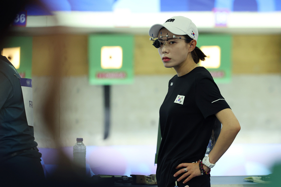 Kim Ye-ji listens to her coach at the Chateauroux Shooting Centre in France on July 27. [YONHAP]