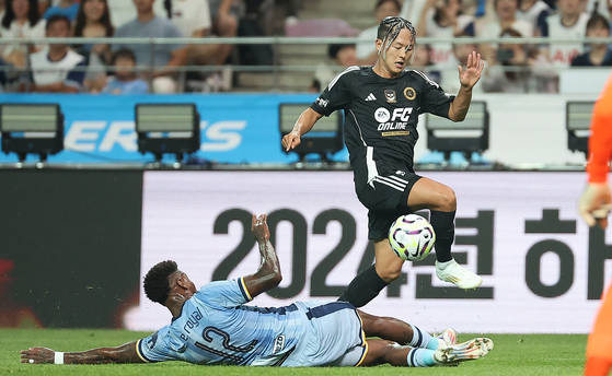 Lee Seung-woo, right, in action during a Coupang Play Series match between Team K League and Tottenham Hotspur at Seoul World Cup Stadium in western Seoul on Wednesday. [NEWS1]