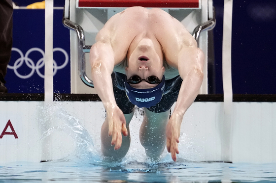 Lukas Maertens of Germany competes in the men's 200-meter backstroke semifinal in Paris on Wednesday.  [AP/YONHAP]