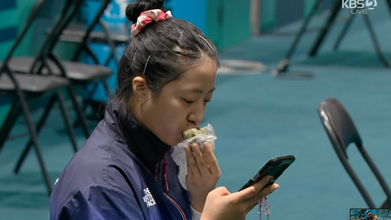 Table tennis player Shin Yu-bin eats a banana before the match with Hong Kong's Wong Chun Ting and Doo Hoi Kem at South Paris Arena 4 in France on July 30. [KBS2] 