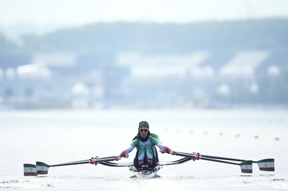 Iran's Mahsa Javer and Zeinab Norouzi Tazeh Kand compete during the lightweight women's double sculls rowing final in Vaires-sur-Marne, France on Wednesday.  [AP/YONHAP]