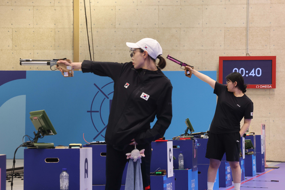 Kim Ye-ji, left, and Oh Ye-jin during the women's 10-meter air pistol final at the Chateauroux Shooting Centre in France on July 28. [JOINT PRESS CORP/SDH] 