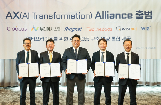 From left, Cloocus CEO Steve Hong, Nurier System CEO Kim Dong-young, Ringnet CEO Lee Jung-min, Twolinecode CEO Hyun Seung-yeop and Wisenut CEO Kang Yong-seng pose for the photo at the ceremony to commemorate the formation of AX Alliance in southern Seoul on Tuesday. [CLOOCUS]