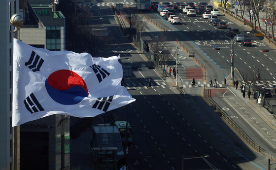 Korea's national flag, Taegeukgi, flutters in Songpa District in southern Seoul on March 1. [NEWS1]