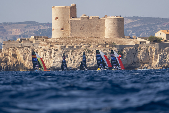 49er class boats sail past the Chateau d'If as they compete in a men's skiff race in Marseille on Wednesday.  [AP/YONHAP]