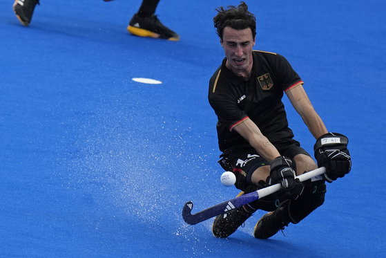 Germany's Teo Hinrichs stops the ball after a shot hit by the Netherlands' Justen Blok during a men's hockey match at the Yves-du-Manoir Stadium in Colombes, France on Wednesday.  [AP/YONHAP]