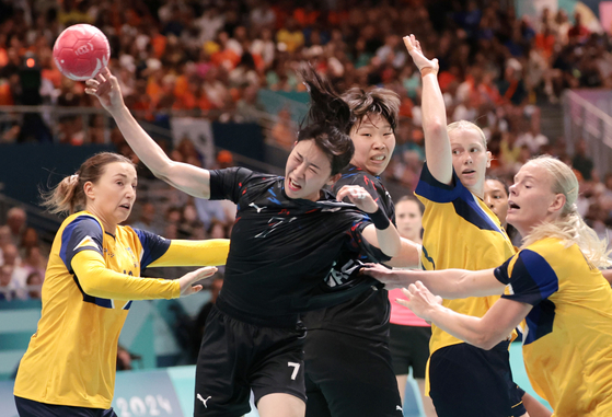 Korean handball player Shin Eun-joo shoots during a Paris Olympic handball game against Sweden at South Paris Arena 6 in Paris on Thursday. [YONHAP]