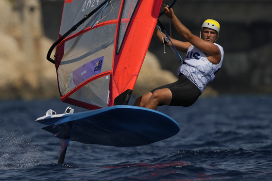 Grae Morris of Australia foils to a finish during a men's iQFOiL windsurfing class race in Marseille on Wednesday.  [AP/YONHAP]