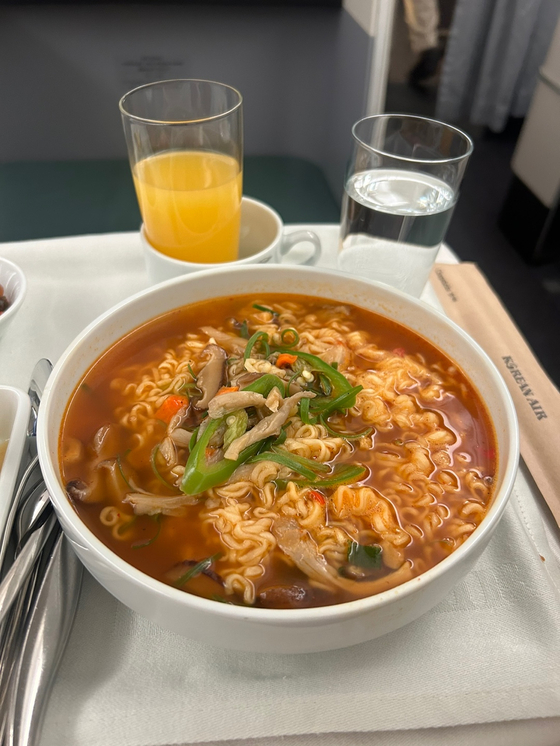 Passengers in premium business class are offered cooked ramyeon in separate dishes. [SARAH CHEA]