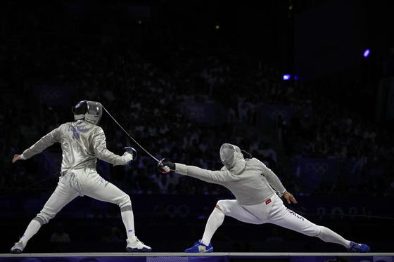 Hungary's Andras Szatmari, left, competes with Korea's Oh Sang-uk in the men's team sabre final at the Grand Palais in Paris on Wednesday.  [AP/YONHAP]