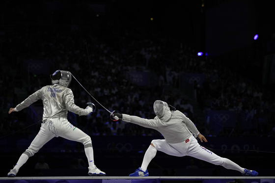 Hungary's Andras Szatmari, left, competes with Korea's Oh Sang-uk in the men's team sabre final at the Grand Palais in Paris on Wednesday. [AP/YONHAP]