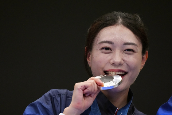 김예지가 7월 28일 프랑스 샤토루의 샤토루 사격장에서 은메달을 획득하고 환호하고 있다.  [REUTERS/YONHAP]