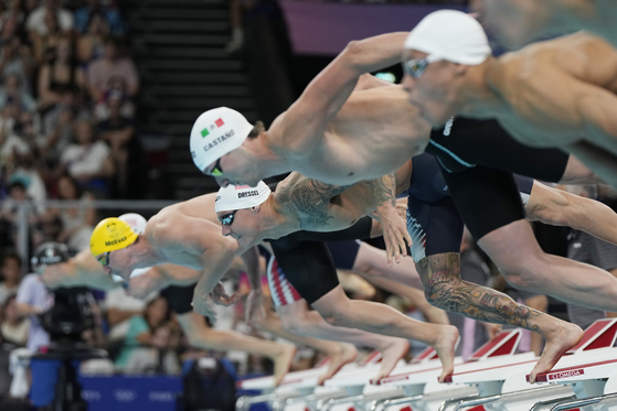 Swimmers take off in a qualifying heat for the men's 50-meter freestyle semifinals at the 2024 Paris Olympics Thursday in Nanterre, France. [AP/YONHAP]
