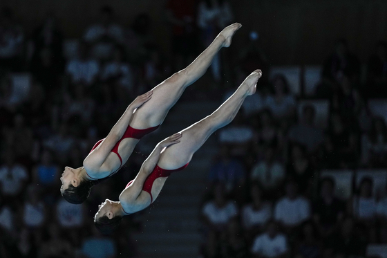North Korea's Jo Jin-mi and Kim Mi-rae compete in the women's synchronized 10m platform diving final in Paris on Wednesday.  [AP/YONHAP]