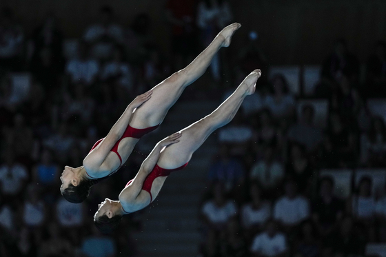 North Korea's Jo Jin-mi and Kim Mi-rae compete in the women's synchronized 10m platform diving final in Paris on Wednesday. [AP/YONHAP]