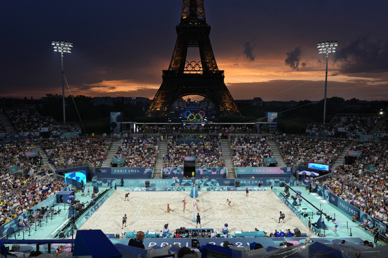 Canada's Melissa Humana-Paredes and Brandie Wilkerson face Switzerland's Zoe Verge-Depre and Esmee Boebner at Eiffel Tower Stadium in on Wednesday.  [AP/YONHAP]