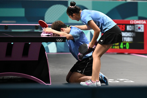Korean table tennis players Shin Yu-bin, right, and Lim Jong-hoon celebrate after their victory on the mixed doubles bronze medal match at the Paris Olympics on Tuesday at South Paris Arena 4 in France. [JOINT PRESS CORP/SS]