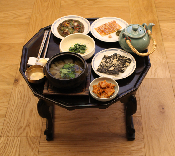 An example of the traditional Korean way to eat a meal on a soban (table) [JOONGANG ILBO]